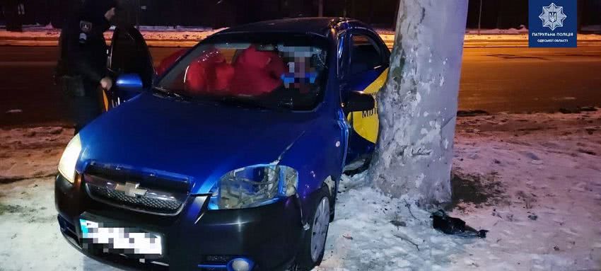 На проспекте Шевченко легковушка влетела в дерево: двое пострадавших (фото)