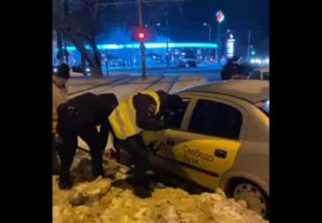 Одесским патрульным помогли вытащить авто из сугроба случайные свидетели (видео)