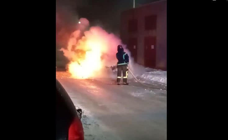 В Южном во дворе жилого дома сгорел автомобиль (видео)