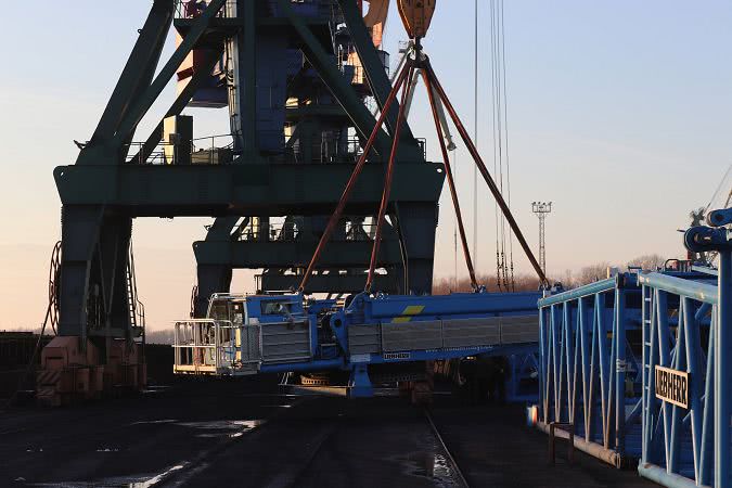 Измаильский порт сегодня принял груз — оборудование для монтажа ветрогенераторов (Фоторепортаж)
