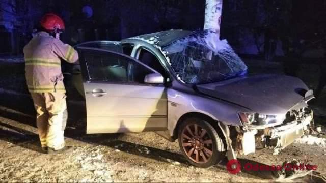 В Одесской области автомобиль врезался в стойку билборда