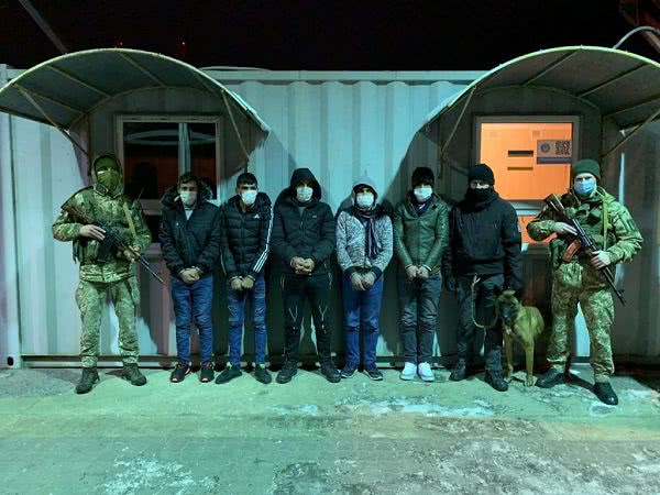 Одесские пограничники задержали нелегалов: они прятались в полуприцепе с автомаслом (фото, видео)
