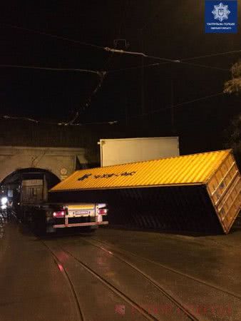 В Одессе водитель грузового автомобиля Volvo не вписался в проезд под мостом и перекрыл движение транспорта