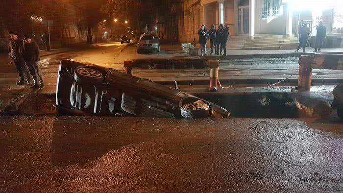 На Молдаванке автомобиль упал в яму, вырытую коммунальщиками