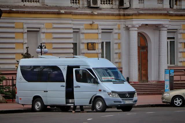Одесса: из района вокзала и «Привоза» пока уберут только «нелегальные» автобусы