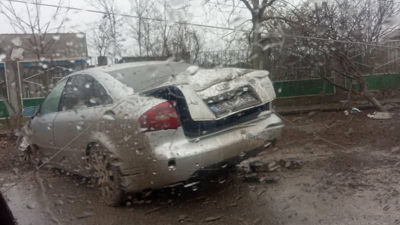 В Килии "Audi" на скорости сбила электроопору на въезде в город, где недавно отремонтировали дорогу