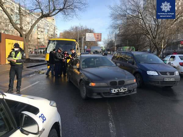 На поселке Котовского двойное ДТП: столкнулись две маршрутки и BMW. Фото