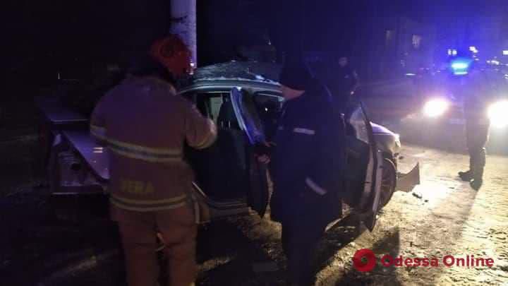 В Подольске легковушка врезалась в стойку билборда — водителя зажало в салоне