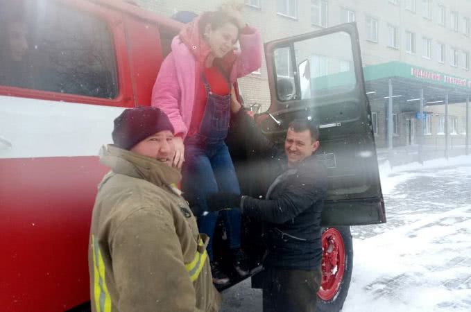 В Одесской области спасатели помогли роженице добраться до роддома (фото)