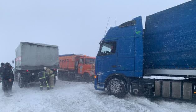 Наслідки снігопаду: на трасі Одеса-Рені досі обмежений рух