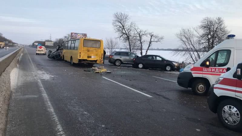 На трасі Київ-Одеса сталася ДТП за участі трьох легковиків та автобуса