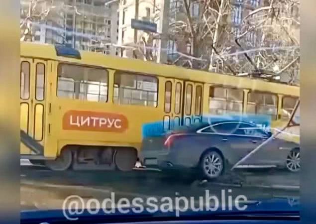Зіткнення трамвая та «Ягуара» в Одесі