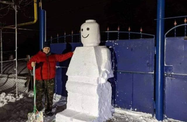 Житель Одесской области вылепил необычного снеговика