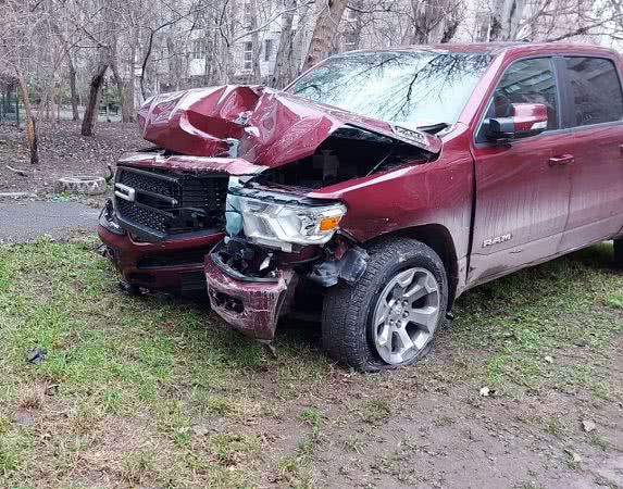 В Одессе автомобиль въехал в остановку и скрылся с места ДТП (фото)