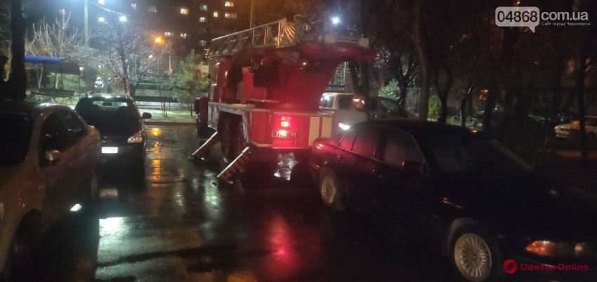 В Черноморске спасали мужчину, который повис на сточной трубе девятиэтажки