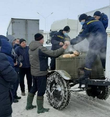 В Одеській області рятувальники продовжують годувати застряглих в заторах на трасі людей: гарячою їжею нагодовані вже 870 осіб