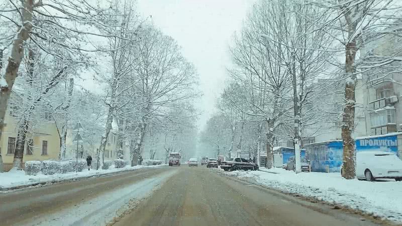 В Черноморск пришла зима: выпало больше 10 см снега (видео)