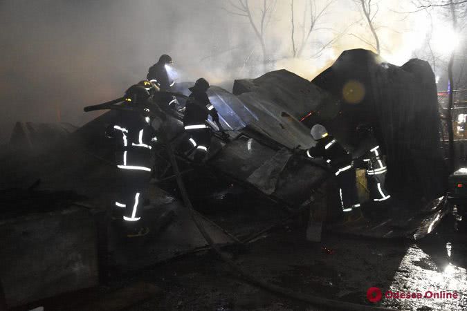 В Одессе сгорел ангар с грузовиком