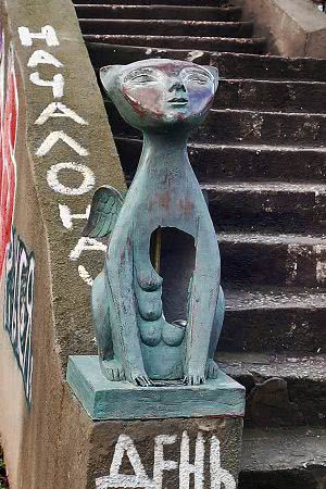 Скульптура кота-сфинкса на Военном спуске пострадала от рук вандалов (фото)