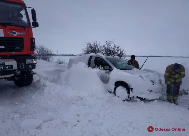 Водители в снежных ловушках и обесточенные села: в Одесской ОГА рассказали, какие бедствия принесла непогода