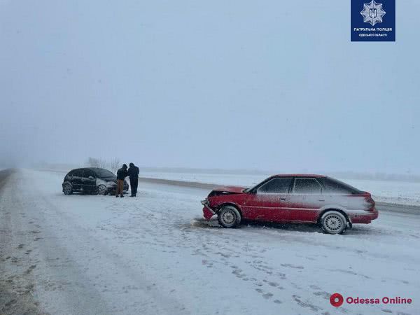 Застряли на трассе из-за ДТП: одесские патрульные доставили в больницу семью с младенцем