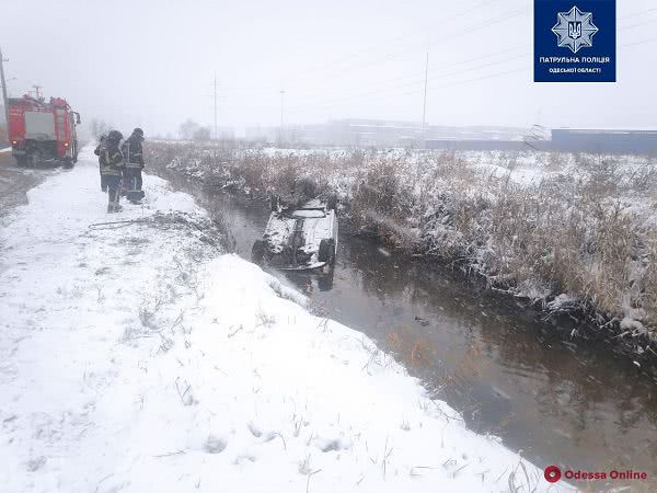 На Хаджибейской дороге легковушка слетела с дороги и опрокинулась (фото)