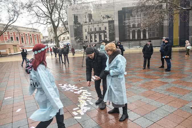 Около здания мэрии одесситы устроили необычный флешмоб (фоторепортаж)