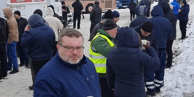 На трассе Киев Одесса спасатели обеспечили питанием водителей и пассажиров застрявших машин