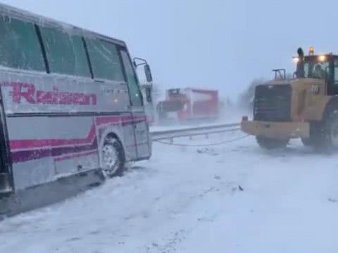 Видимість майже нульова та сильна ожеледиця: трасу Одеса-Київ закрили для автомобілів (ВІДЕО)