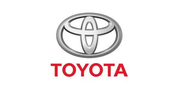 Клерки Труханова купили Toyota Camry в топовой комплектации по 1,1 миллиона