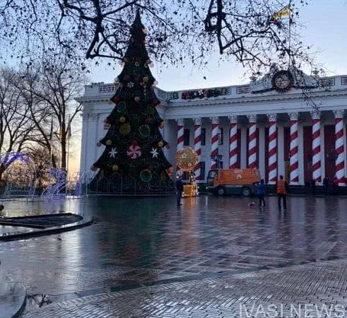 Одесские коммунальщики отчитались об уборке улиц после празднования Нового года (фото)