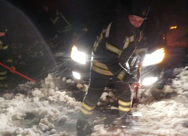 На дорогах Одеської області рятувальники витягують автотранспорт і людей зі снігових заметів