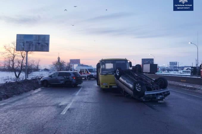 На трассе Одесса-Киев столкнулись маршрутка и 3 авто (фото)