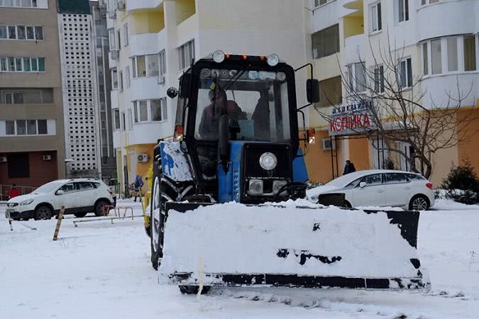 Южный вновь накрыло снегом: для расчистки дорог задействованы пять единиц техники