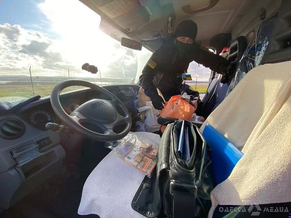 На границе в Одесской области пограничники изъяли более 33 000 незадекларированных евро (видео)
