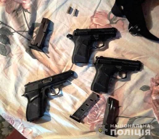 У жителя Белгорода-Днестровского нашли три пистолета и парник с «травой» (фото)