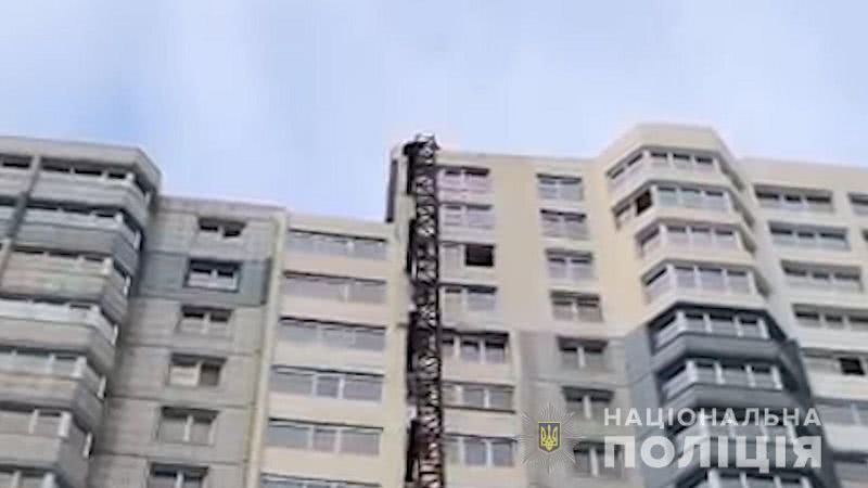 Полицейский в Черноморске не дал молодому человеку спрыгнуть с 22-го этажа (фото, видео)