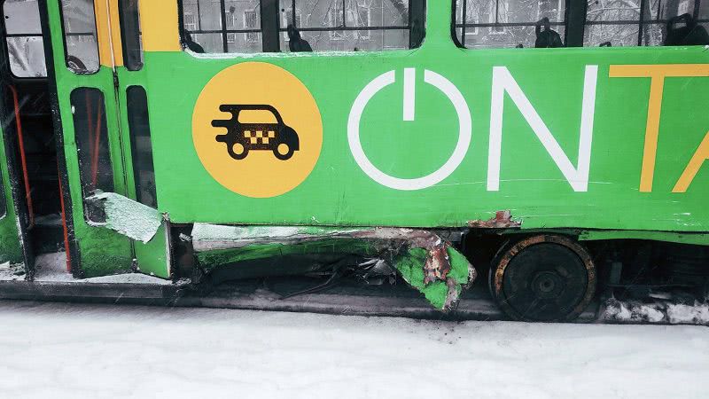На 2-й Фонтана автомобиль врезался в трамвай: электротранспорт не ходит. Фото