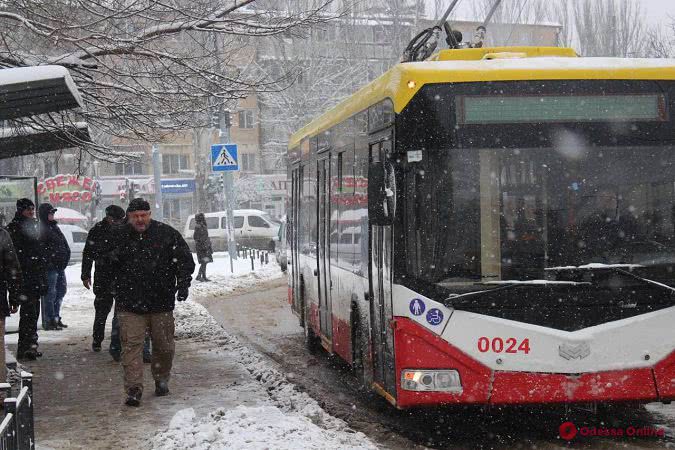 Не смотря на непогоду, общественный транспорт в Одессе ходит по расписанию