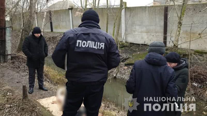 Зарезали, обмотали веревкой выбросили в яму: в Одесской области произошло убийство (фото)