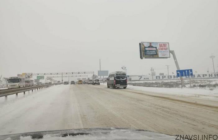 Снежная Одесса: водителей просят переждать снегопад