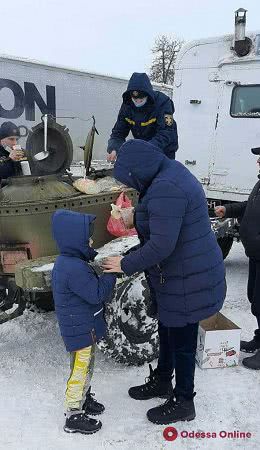 На дорогах области с начала непогоды спасатели освободили из сугробов 805 машин