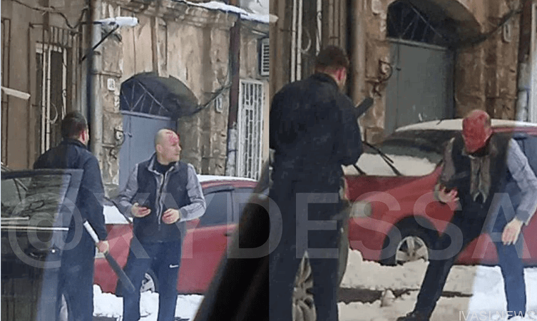 Одессит получил серьезную травму из-за конфликта на парковке (видео)