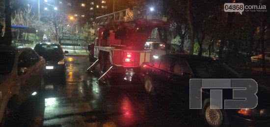 Житель Черноморска повис на сточной трубе дома: его спасли сотрудники ГСЧС