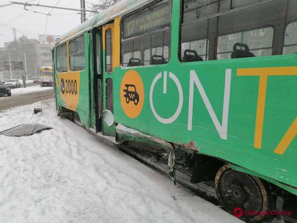 Дорожная обстановка в Одессе: снег, ДТП и пробки во всех районах города