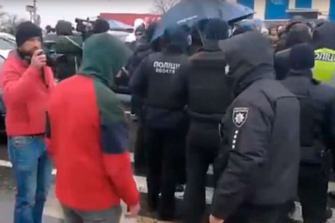 Одесские моряки перекрыли дорогу в Киев в знак протеста против коррупции