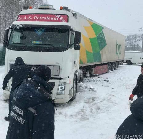 Водителям советуют переждать стихию: техника не успевает чистить снег