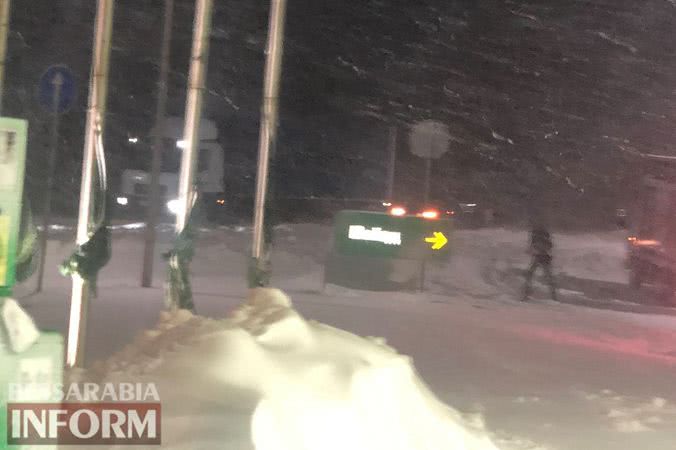 Под Маяками на автодороге Одесса-Рени в снежном плену застряли более сорока авто, включая маршрутки