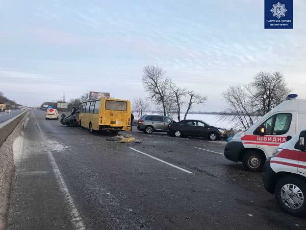 На Киевской трассе произошло массовое ДТП: среди участников — маршрутка. Фото