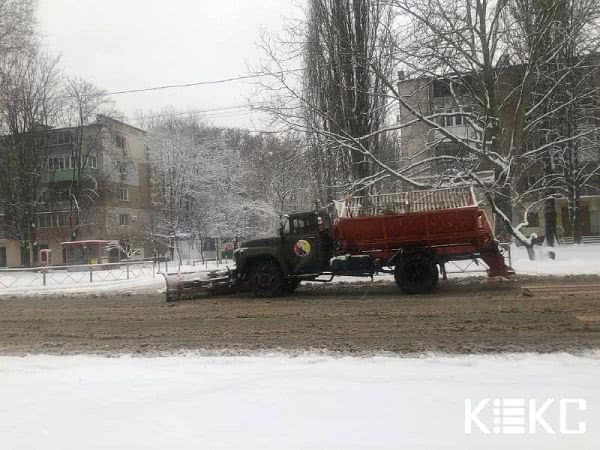 Застревают в снегу автомобили, незначительные аварии — в Одессе и области наступила зима